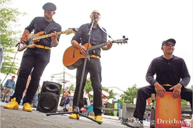 Bei der Band &bdquo;Big Feet Boys&ldquo; zeigten sich zwei der drei Musiker weniger in besonders gro&szlig;en, denn mit besonders grell beschuhten F&uuml;&szlig;en.