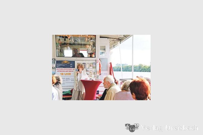 Ursula Illert las bei der &bdquo;Literarischen Schiffahrt&ldquo; mit der F&auml;hre Walter Kolb auf dem Main spannende und humorige Texte, die den Zuh&ouml;rinnen und Zuh&ouml;rern viel Spa&szlig; machten.
(Fotos: A. Kreusch)

&nbsp;