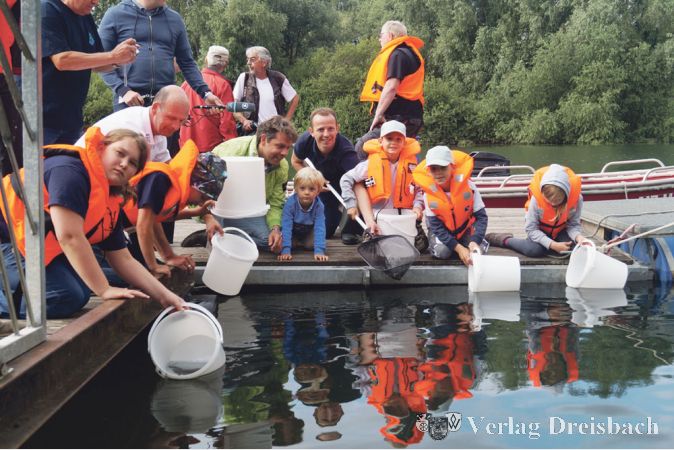 Kinder durften die ersten Aale einsetzen: zun&auml;chst etwas Rheinwasser dazugeben, und dann ab in die Freiheit schicken.
(Fotos: G&ouml;ssl)

&nbsp;
