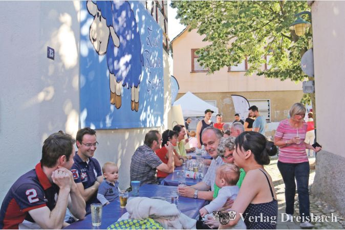 Die schmale Gasse beim &bdquo;Blauen Schaf&ldquo; (einst die Gastst&auml;tte &bdquo;Anker&ldquo;) der Eddersheimer Geschichtsfreunde bot am Sonntag Schatten f&uuml;r eine gem&uuml;tliche Einkehr.