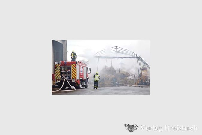 Erst Flammen, dann Qualm und Rauch: Eine Lager- und Verarbeitungshalle f&uuml;r Stroh, das zu Pellets verarbeitet werden sollte, ging am Dienstag auf dem Gel&auml;nde des Sonnenwerks in Flammen auf. Verletzt wurde niemand, der Sachschaden wird auf 150.000 Euro gesch&auml;tzt.
(gus/Fotos: Steinacker)

&nbsp;