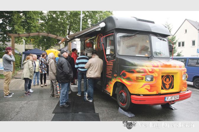 Der &bdquo;Burgermeister&ldquo; kam ohne &uuml;-P&uuml;nktchen daher und war somit die Verpflegungsstation des Festes &bdquo;Bischem erleben&ldquo; im Rosengarten, das der Ortsgewerbeverein am vergangenen Freitag unter unwirtlichen Wetterbedingungen anbot und trotzdem auf recht gute Resonanz stie&szlig;.
(gus/Fotos: Steinacker)

&nbsp;