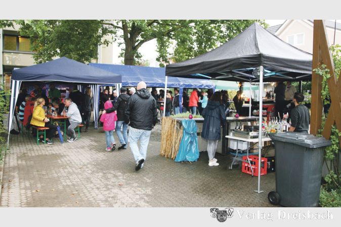 Sitzend und stehend unter Zeltpavillons statt an Sitzgarnituren platziert erlebten die Besucher angesichts des Regens ihr Bischem.&nbsp;

&nbsp;