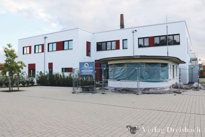 F&uuml;r den Neubau der Reha-Werkstatt im Hattersheimer Schokoladenviertel wurden etwa 4,5 Millionen Euro investiert. Im Vordergrund: das alte Pf&ouml;rtnerh&auml;uschen der Sarotti-Werke.
(Foto: A. Kreusch)