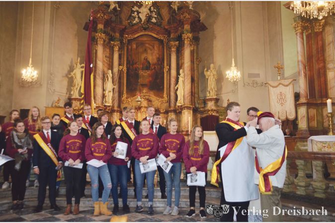 Einen Herzenswunsch erf&uuml;llten die Kerbeborsch mit dem Singen des alten Kerbeliedes von 1949 Hans Reuter. Er wurde von Kerbevadder Andre K&ouml;hn ebenso wie Pfarrer Sascha Jung und B&uuml;rgermeister Michael Antenbrink zum Ehrenkerbeborsch ernannt.
(Fotos: R. D&ouml;rh&ouml;fer)