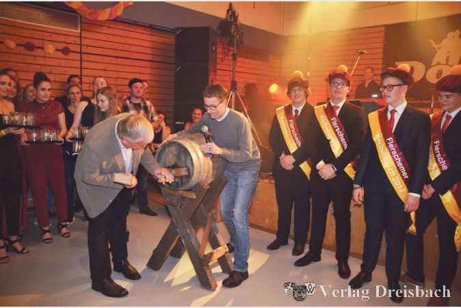 Versetzt wurden die Kerbeborsch beim Fassanstich am Kerbetanz von B&uuml;rgermeister Michael Antenbrink. Pfarrer Sascha Jung und K&uuml;ster Wilhelm Bachmann &bdquo;retteten&ldquo; die Kerb und schlugen sich zugleich als unabh&auml;ngige Kandidaten f&uuml;r die Posten von B&uuml;rgermeister und Erstem Stadtrat vor.