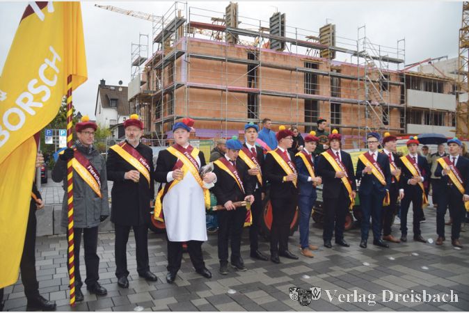 Nieselregen beim Kerbeumzug am Sonntag: Erstmals empfing B&uuml;rgermeister Michael Antenbrink die Kerbeborsch auf dem neuen Rathausplatz &ndash; wie immer zu &bdquo;Bluns un &Auml;bbelwoi&ldquo;.