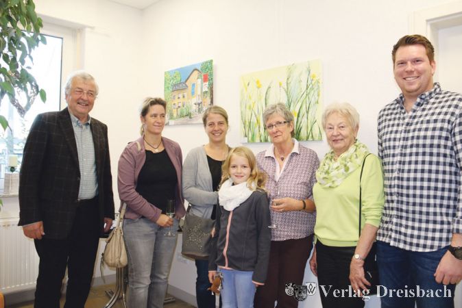 Gerhard Mantel (links), Erika Ripperger (zweite von rechts) und Oliver Sch&uuml;rmann (rechts) von der AWO freuen sich dar&uuml;ber, dass Bilder von Friederike Konzack im Alten Rathaus in Okriftel gezeigt werden k&ouml;nnen. Die K&uuml;nstlerin (dritte von rechts) wurde von ihren beiden T&ouml;chtern und ihrer Enkelin zur Vernissage begleitet.
(Foto: A: Kreusch)