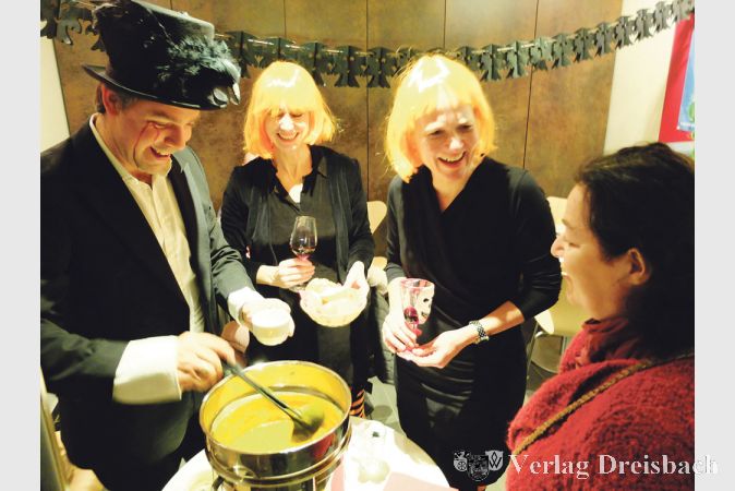B&uuml;rgermeister Thies Puttnins-von Trotha servierte zum Halloween-Dienstag in den Burg-Lichtspielen K&uuml;rbissuppe von Ute Sixel.
(Fotos: privat)&nbsp;

&nbsp;