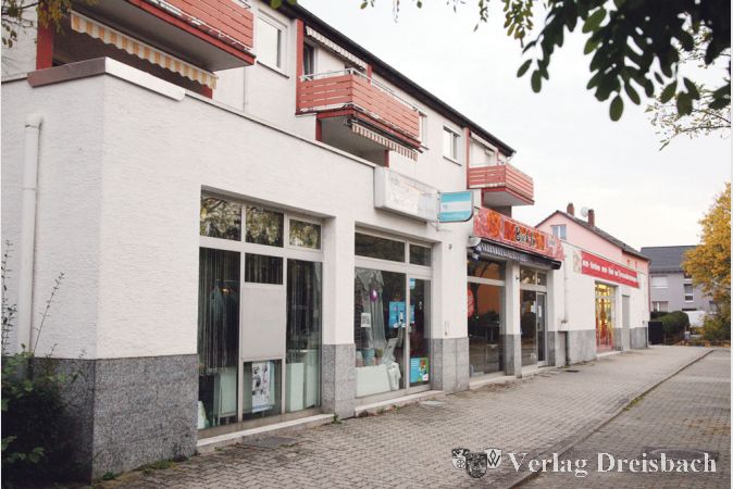 Die Einkaufsm&ouml;glichkeiten in der B&ouml;cklersiedlung f&uuml;r den t&auml;glichen Bedarf ersch&ouml;pften sich zuletzt gerade einmal in einem Laden f&uuml;r B&auml;ckereiwaren. Da nicht damit zu rechnen ist, dass sich die Versorgungslage im Ortsteil selber noch einmal verbessern wird, soll nun ein Shuttle-Service in den Ortskern f&uuml;r Abhilfe sorgen.
(gus/Foto: Steinacker)