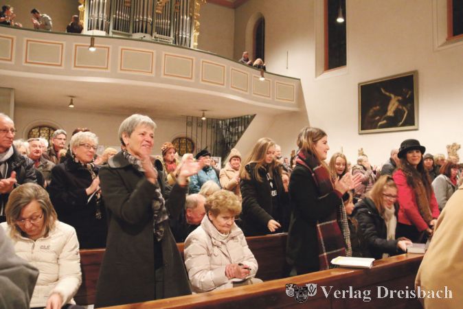 Mit stehenden Ovationen bedankten sich die Zuh&ouml;rer beim katholischen Kirchenchor f&uuml;r das tolle Adventskonzert und forderten eine Zugabe.