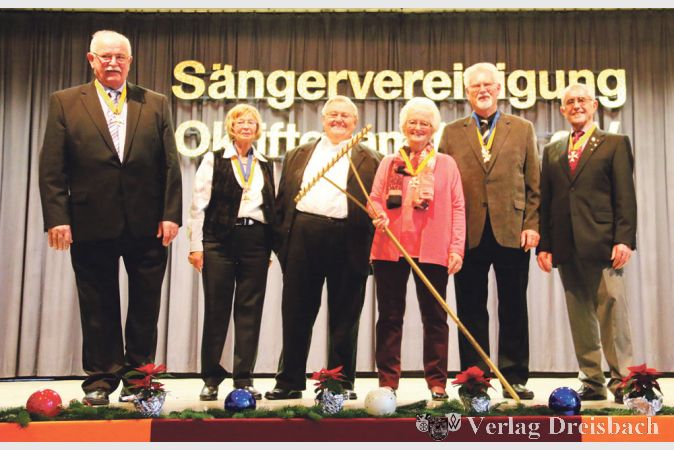 Helgard Ritter (3.v.r.), die Vorsitzende der S&auml;ngervereinigung Okriftel, wurde in diesem Jahr von den Wahlr&auml;ten ihres Vereins als Nachfolgerin von Michael Mook (3.v.l.) in den Stand des &bdquo;Ritters vom Goldenen Rechen&ldquo; erhoben. Friedhelm Gutenberger (rechts) hielt die Laudatio.
(Foto: A. Kreusch)