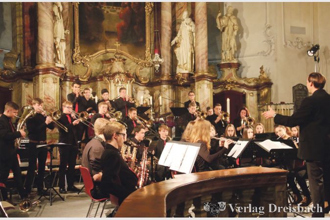 Die Big Band des Graf-Stauffenberg-Gymnasiums mit ihrem Leiter Bernhard Frank (rechts) beeindruckte musikalisch und auch optisch.
(Fotos: A. Kreusch)