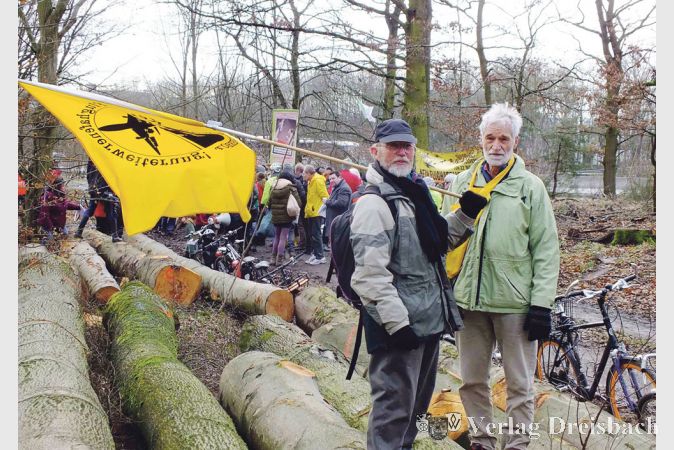 Die beiden Fl&ouml;rsheimer Horst M&auml;tzke (mit Fahne) und Bernd Z&uuml;rn auf den abges&auml;gten Buchen.
(Foto: B. Z&uuml;rn)