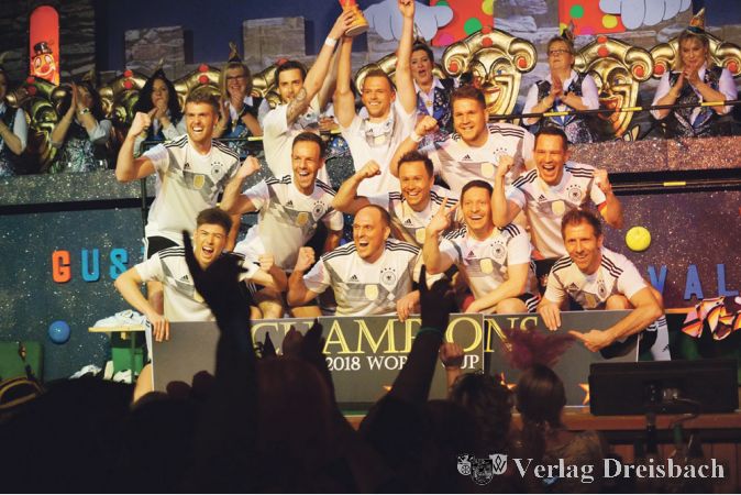 Die Horney Hornets aus Biebelnheim stellten im Trikot der deutschen Elf schon mal das Gruppenbild bei der Siegerehrung nach der kommenden Fu&szlig;ball-WM zusammen.