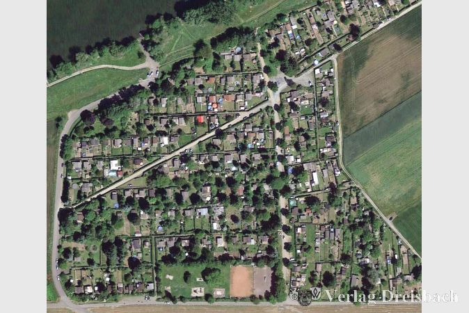 Aufgrund naturschutzrechtlicher Bestimmungen geriet die Kleingartensiedlung an den Mainwiesen bei der Neuaufstellung des Regionalen Fl&auml;chennutzungsplans vor einigen Jahren in den Fokus. Hier gelang es, nachtr&auml;glich Baurecht zu schaffen, so dass die Anlagen, die sich an die Rahmenvorgaben halten, nun als nachtr&auml;glich legalisiert gelten.
(Bild: Google Earth)