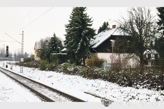 Die H&auml;usergruppe direkt am Gleis nach R&uuml;sselsheim, im Volksmund &bdquo;Peking&ldquo; genannt, wurde einst im Auftrag der damaligen Bundesbahn errichtet. Dass damals ordnungsgem&auml;&szlig; Genehmigungen f&uuml;r den Bau im Au&szlig;enbereich eingeholt wurden, ist nach Auffassung der Kreisbeh&ouml;rde nun von den heutigen Eigent&uuml;mern nachzuweisen.
(gus/Foto: Steinacker)