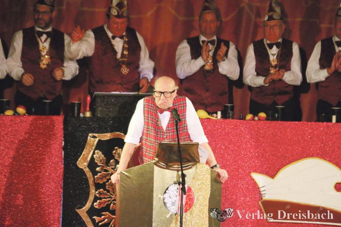 &bdquo;Der Motzer&ldquo; Stefan K&auml;ck &ndash; seit 30 Jahren in der Okrifteler Fastnachtsb&uuml;tt &ndash; beleuchtete wieder gekonnt das Zeitgeschehen.