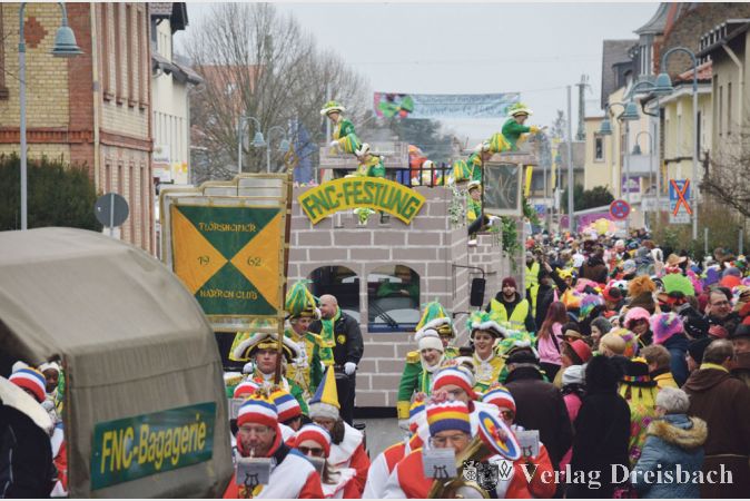 Die FNC-Festung schl&auml;ngelt sich durch Fl&ouml;rsheims Stra&szlig;en, die am Sonntag, 11. Februar, wieder von Tausenden von Narren bev&ouml;lkert wurden.