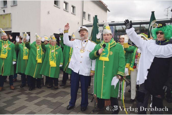 Gemeinsam mit Generalfeld- und Zugmarschall Heinz Sch&auml;fer (rechts) nahm B&uuml;rgermeister Michael Antenbrink die Parade der Garde vor der Kulturscheune ab. Gleichzeitig gab er f&uuml;r die n&auml;rrischen Tage die Rathausschl&uuml;ssel an die Narren ab.
(Fotos: R. D&ouml;rh&ouml;fer)

&nbsp;