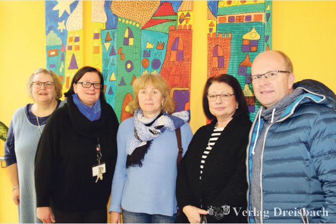 Hospizleiterin Christa Hofmann und Hospizhelferin Michaela Heinemann f&uuml;hrten Kyra Luft, Doris B&auml;uerle-Obst und Rainer Paul (von links) aus Wallau durch das Fl&ouml;rsheimer Hospiz Lebensbr&uuml;cke.
(Foto: A. Kreusch)