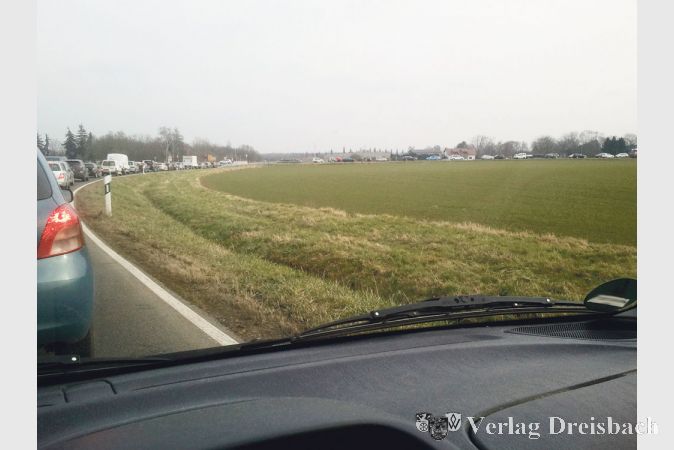 Ein Blick auf den Stau, der sich am Dienstag Nachmittag auf der L3366 entwickelte.
(Foto: D. Viertel)