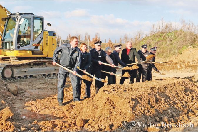 Trotz eisigem Wind und kalter Finger gab es nur frohe Gesichter beim Spatenstich f&uuml;r das neue Weilbacher Feuerwehrhaus.