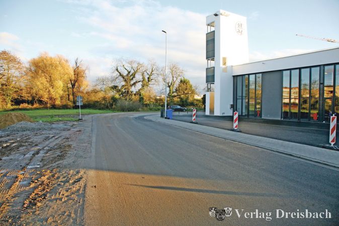 Der erste Abschnitt der Ortsentlastungsstra&szlig;e ist l&auml;ngst gebaut, weil er Zufahrtsweg zum neuen Feuerwehrhaus und das Wohngebiet Am Alten Sportplatz gebraucht wurde. Seither ruhen die Arbeiten an der Stra&szlig;e, deren Weiterbau die Stadt nun auf den Weg bringen will.
(gus/Foto: Steinacker)