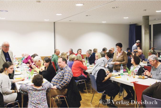Das 16. Helferfest in der Hattersheimer Siedlung war gut besucht, viele Ehrenamtliche kamen wieder gerne bei gutem Essen und Trinken zu freundschaftlichen, guten Gespr&auml;chen zusammen.
(Foto: A. Kreusch)