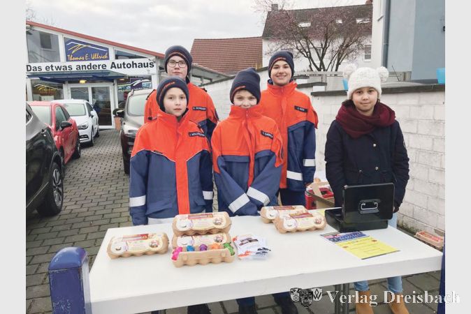 An dem Stand vor dem Autohaus Ullrich verkaufte die Jugendfeuerwehr Wicker am Karsamstag wie jedes Jahr ihre Ostereier.
(Foto: H. Rix)