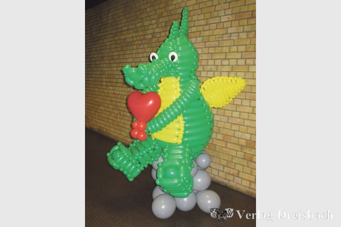 Rita Wiebe hatte einen Tabaluga-Drachen aus Luftballons geschaffen, der die Besucher im Foyer begr&uuml;&szlig;te.