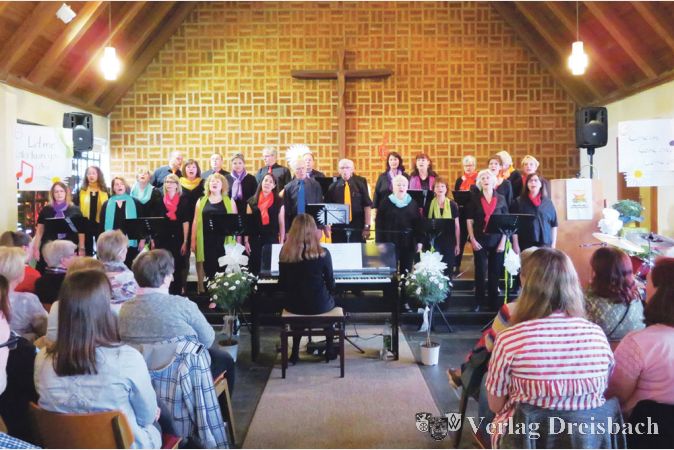Fr&uuml;hlingshaft, bunt und gut gelaunt pr&auml;sentierte sich der Eddersheimer geMEINdeCHOR bei seinem ersten Konzert in diesem Jahr am Sonntag, 15. April, in der Eddersheimer Kirche.
(Foto: A. Kreusch)