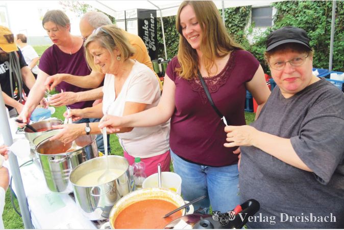 Gesch&auml;ftiges Treiben an gro&szlig;en T&ouml;pfen: Beim Suppenwettbewerb wurde gerne probiert, am Ende des Tages war alles so gut wie leer.