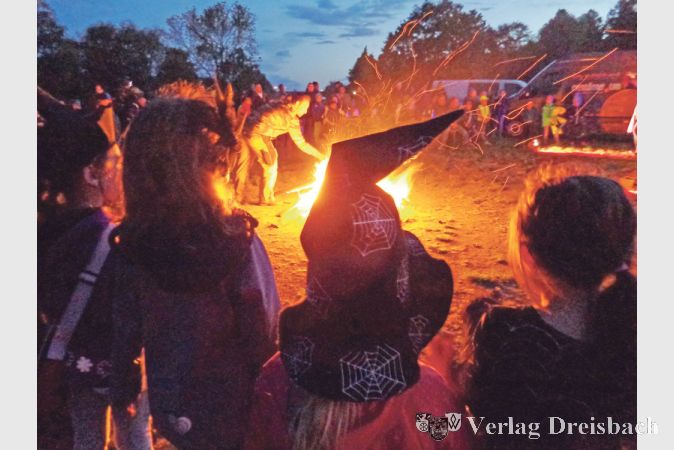 Hell loderte das gro&szlig;e Feuer am Mainufer. Bei den niedrigen, n&auml;chtlichen Au&szlig;entemperaturen ein gem&uuml;tlicher Ort, um sich aufzuw&auml;rmen.
(Foto: L. Engel)