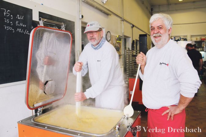 Bei der Zubereitung von 200 Portionen Kartoffelsuppe ist das Abschmecken eine wichtige Sache: Christoph Otto (links) und Axel Kroll von der DRK-Ortsvereinigung Okriftel sind allerdings versierte K&ouml;che, was die beiden zubereiten, schmeckt immer gut und lockt viele G&auml;ste zum j&auml;hrlichen Schaukochen.
(Foto: A. Kreusch)