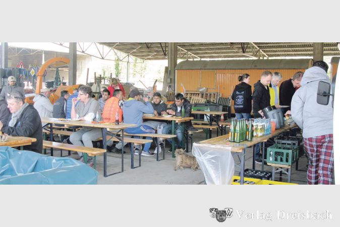 Nach getaner Arbeit ist der Bauhof Anlaufpunkt f&uuml;r die Helfer beim Umwelttag, wo sie sich die verdiente St&auml;rkung abholen und sich noch einige Zeit in geselliger Runde aufhalten konnten.
(Foto: Engert)