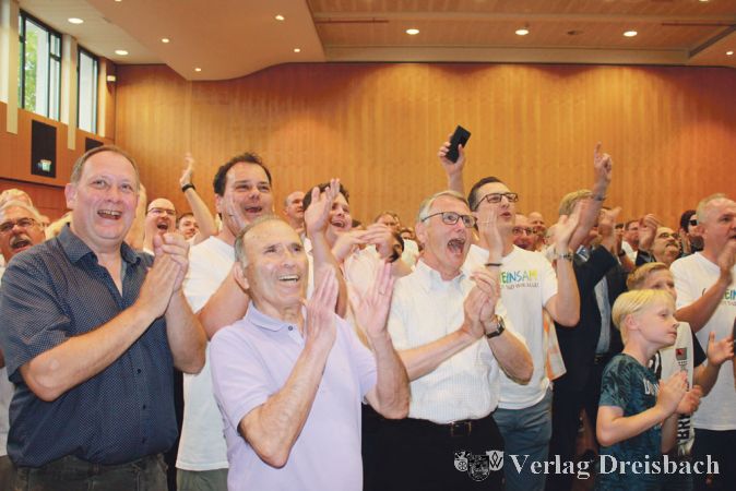 Die Stadthalle erbebte bei jedem ver&ouml;ffentlichten Ergebnis aus den Bezirken. Die Stimmung bei Blischs zahlreich vertretenen Anh&auml;ngern wurde von Wahllokal zu Wahllokal euphorischer.