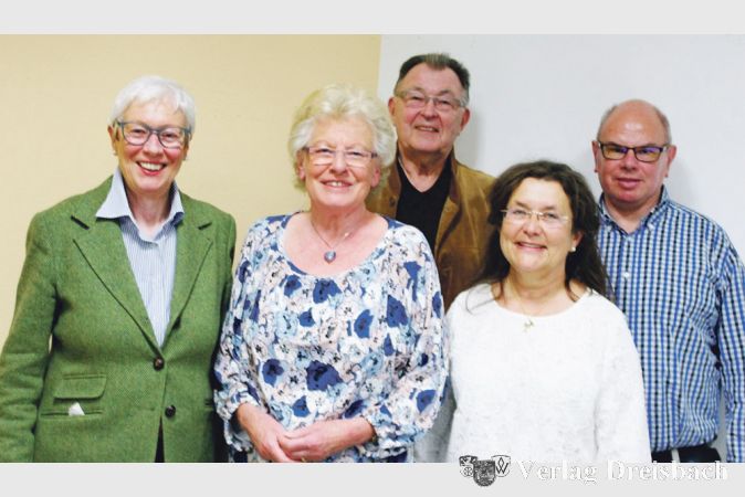 Der Vorstand des Volksbildungswerkes Hochheim nach der Neuwahl (v.l.): Hannelore Andree (2. Vorsitzende), Monika Prayon (1. Vorsitzende), Klaus Schlicht und Dr. Martha von Westerholt (Beisitzer), Uwe Burdinski (Kassenwart).
(Foto: privat)