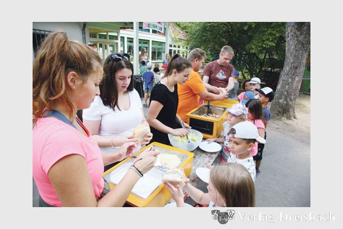 Essen fassen bei den Minis: Die Kleinsten, die im Gustavsburger Kinder- und Jugendhaus aktiv sind, stellen mit in diesem Jahr nur 22 Teilnehmern auch die kleinste Gruppe.(gus/Fotos: Steinacker)