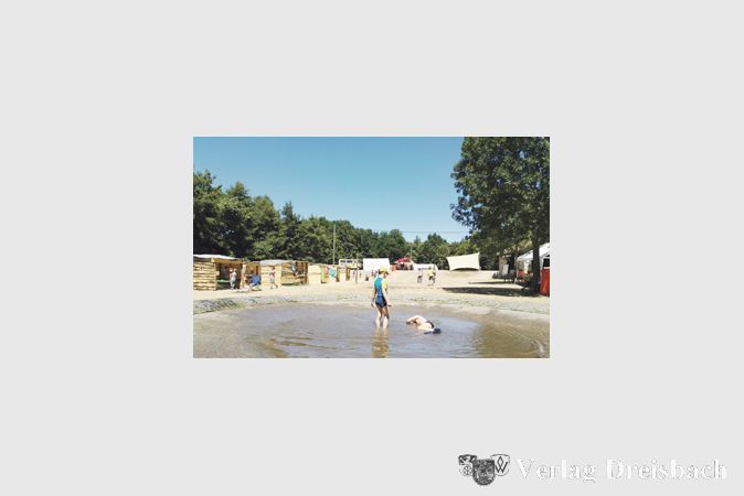 Langeweile hat keine Chance: Die Ferienspielkinder, hier in ihren selbst gebauten Holzhütten, sind den ganzen Tag mit verschiedenen Spiel- und Bastelangeboten beschäftigt. (Foto: Privat)