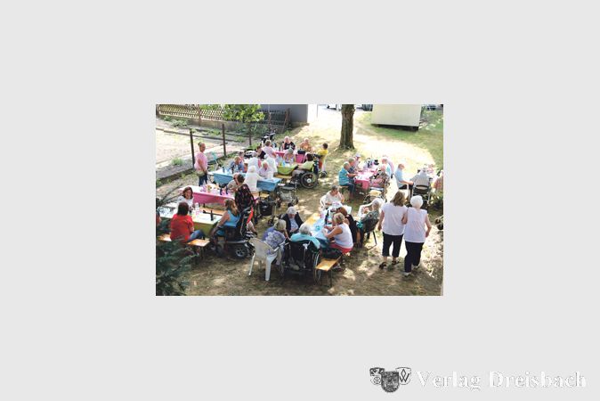 Ein sch&ouml;nes Gartenfest besuchen, obwohl man auf Mobilit&auml;tshilfen angewiesen ist? Bei der AWO kein Problem, denn der nette Fahrdienst hilft Seniorinnen und Senioren, mobil und selbstst&auml;ndig zu bleiben. Weitere Fahrten, wie zum Beispiel ins MTZ, k&ouml;nnen aus finanziellen Gr&uuml;nden seit kurzem nicht mehr angeboten werden.

(Foto: A. Kreusch)
