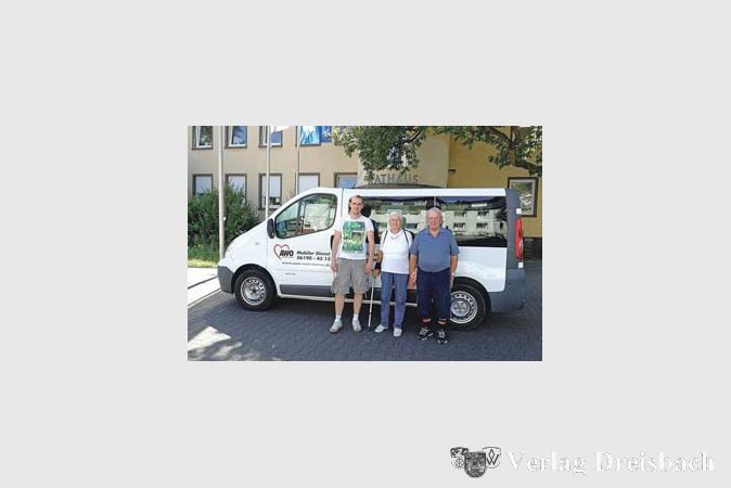 Nur ein Beispiel: Das Ehepaar Schmidt wurde im vergangenen Jahr vom Fahrer Thomas Marek (links) ins MTZ gebracht und von dort wieder abgeholt.
(Foto: A. Kreusch)