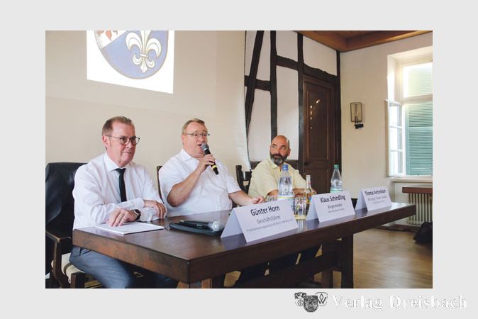 Bautr&auml;ger G&uuml;nter Horn, B&uuml;rgermeister Klaus Schindling und Thomas Kettenbach vom Referat Bauen, Planen, Umwelt (von links) beantworteten am Montag B&uuml;rgerfragen zur geplanten Bebauung an der &Ouml;lm&uuml;hle.
(Fotos: A. Kreusch)
&nbsp;