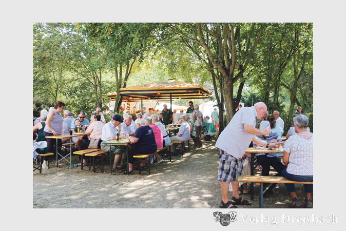 Gro&szlig;er Andrang beim diesj&auml;hrigen Fischerfest. Viele B&uuml;rgerinnen und B&uuml;rger lie&szlig;en es sich bei hochsommerlichem Wetter in fr&ouml;hlicher Gesellschaft schmecken.
(Fotos: A. Kreusch)