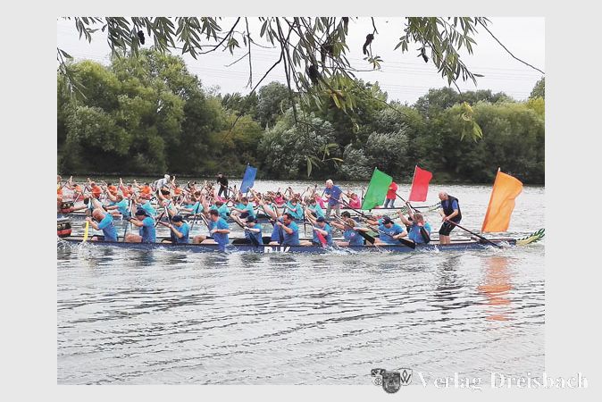 Paddeln &ndash; nicht Rudern! &ndash; lautet die Devise beim Drachenbootrennen. Wie in jedem Jahr herrschte wieder eine tolle Stimmung beim 11. Drachenboot-Cup des Fl&ouml;rsheimer Rudervereins.
(Foto: gib)