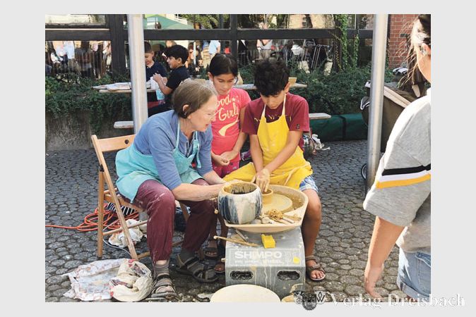 Auch f&uuml;r Kinder bot der T&ouml;pfermarkt Attraktionen. Dieses Jahr konnten sie sogar an einer T&ouml;pferscheibe selbst t&ouml;pfern.