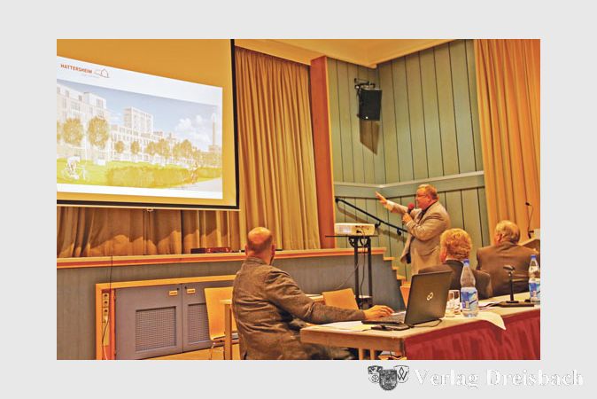 B&uuml;rgermeister Schindling hatte zur Veranschaulichung seiner Informationen einige Visualisierungen f&uuml;r die Teilnehmer der B&uuml;rgerversammlung mitgebracht.
