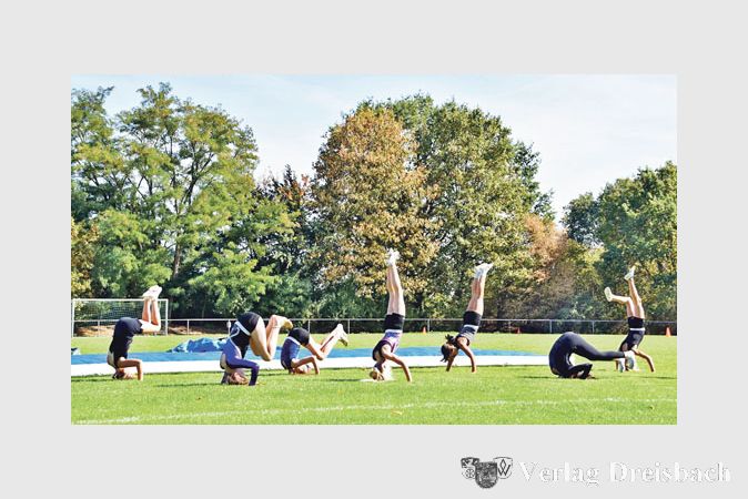 Mit Vorf&uuml;hrungen aus der TSV-Turnabteilung bot die &bdquo;Bewegungsmeile&ldquo; f&uuml;r die vielen Zuschauer und Teilnehmer des Fitnesstests ein abwechslungsreiches Programm.
(Fotos: privat)