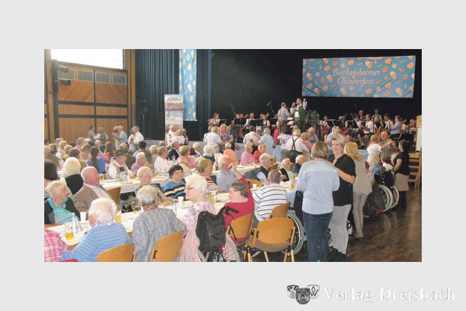 Gut besucht war das B&uuml;rgerhaus, als die &bdquo;Kasteler Musikanten&ldquo; von der B&uuml;hne Oktoberfeststimmung verbreiteten.
