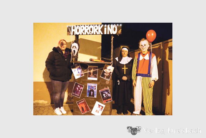 Im Kassenh&auml;uschen des Okrifteler &bdquo;Horrorkinos&ldquo; standen am Halloween-Abend Tatjana H&ouml;hl sowie Michaela und Moritz Rosenmann (v.l.), um gruseligen Gestalten Einlass zu schaurigen Kino-Erlebnissen zu gew&auml;hren.
(Foto: A. Kreusch)